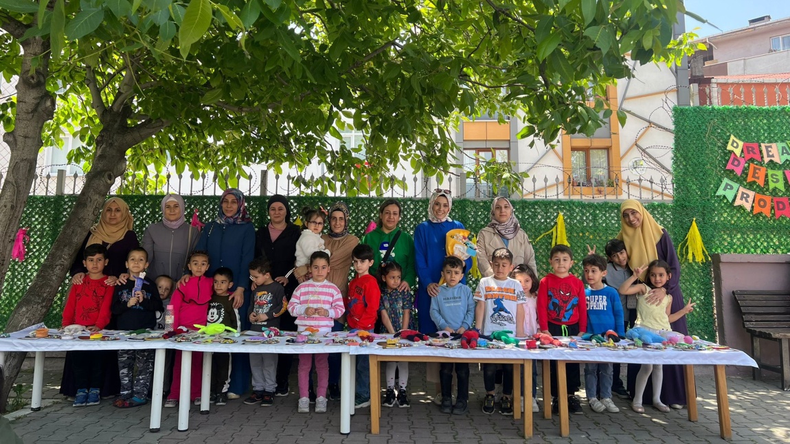 Okulumuz D şubesi öğrencileri ve Sınıf Öğretmenleri Elifnur TAMER’in hazırladığı Hayal Et Tasarla Üret E-Twinning Proje Sergisi